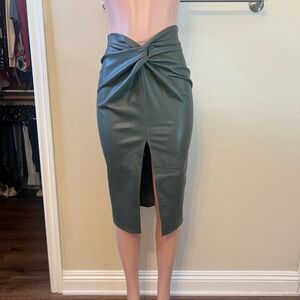 Chic Faux Leather Pencil Skirt in Green. Size S. Great Fit & Stretch